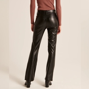 <span class=keywords><strong>Pantaloni</strong></span> <span class=keywords><strong>Neri</strong></span> da <span class=keywords><strong>Donna</strong></span> a Vita Alta in Ecopelle Lucida, Gamba Dritta, Effetto Bagnato, Slim Fit, in Pelle PU - Product Image 4