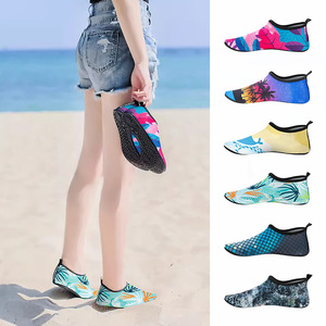Chaussures aquatiques à séchage rapide pour hommes et femmes, chaussettes aquatiques antidérapantes à semelle souple pour la plage, la natation, la plongée avec tuba, le surf, le yoga, la randonnée - Product Image 1