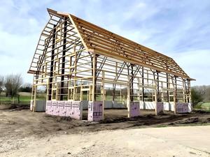 <span class=keywords><strong>Grange</strong></span> à foin et hangar pour bétail traditionnels avec grenier supérieur - Structure en acier préfabriquée classique avec options de finition personnalisables - Product Image 3