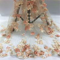 Tissu de dentelle de tulle brodé de fleurs de luxe pour robe de mariée personnalisable