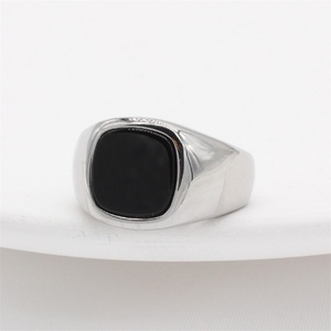 Anillo de Joyería Minimalista de Acero Inoxidable con Gema Negra Geométrica - Product Image 3