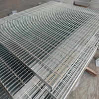 Grille en acier galvanisé de haute qualité pour couvercle de tranchée de drainage extérieur, grille de sol métallique robuste pour usage en parking et sur route