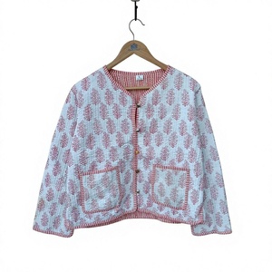 Veste en coton matelassée blanche et rose à fleurs avec poches avant, bordure rayée, manches longues, coupe décontractée, idéale pour un usage quotidien et superposable. - Product Image 1