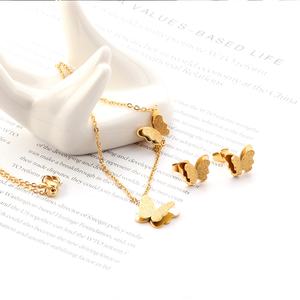 Ensemble de bijoux plaqué or avec pendentif nœud papillon en acier inoxydable orné de diamants et boucles d'oreilles, en vente - Product Image 5