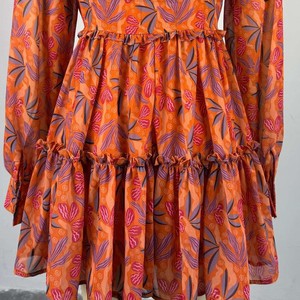 เดรสแฟชั่นผู้หญิง แขนยาว คอวี เอวสูง พิมพ์ลายสดใส - Product Image 5