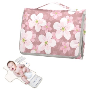Nueva llegada: Colchoneta portátil impermeable plegable con diseño floral para cambiar pañales de bebé, con bolsillo. - Product Image 2