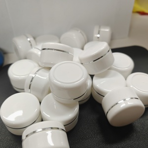 Pot en plastique pour crème cosmétique de haute qualité, impression de logo luxueuse, 50g 100g 250g, bord doré, blanc, en plastique PP - Product Image 1