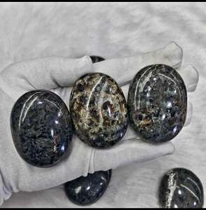 Oferta Especial en Piedra de Bolsillo de Cristal Natural para la Curación, Alivio de la Ansiedad y el Estrés, y la Paz Interior, Disponible a Buen Precio - Product Image 5