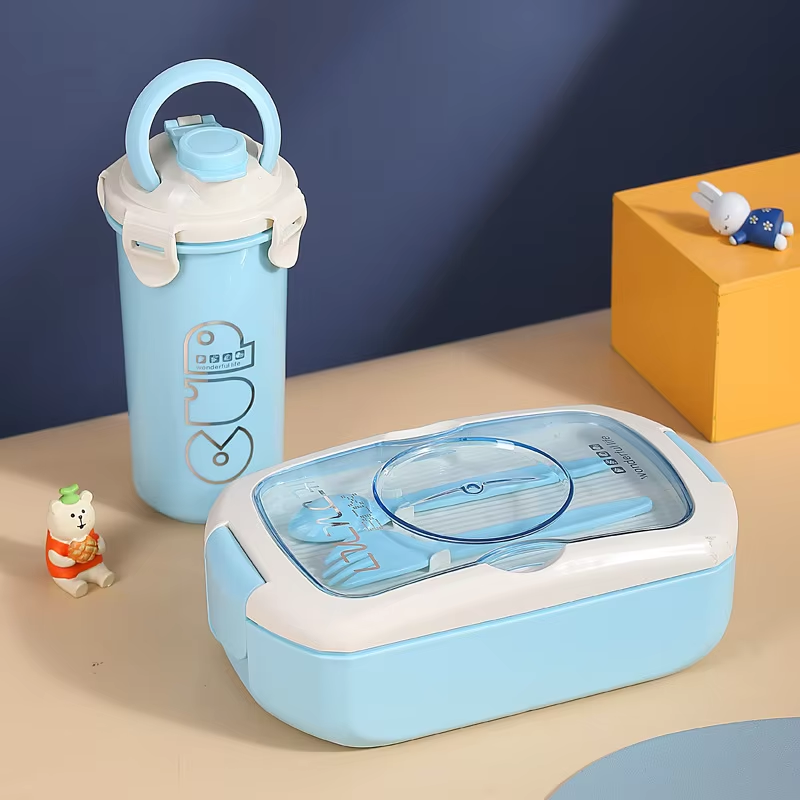 Bleu ciel avec bouteille d'eau