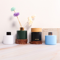 Bouteille ronde en verre de diffuseur de roseaux de couleur noir et blanc mat de 100ml avec bâtons de capuchon