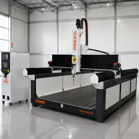 Machine de fraisage CNC à 3 axes Rongchi Stable pour le travail des modèles en FRP, PU, PMI et de la mousse, pour le transport ferroviaire, avec cadre soudé en tubes carrés robustes