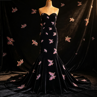 Tissu en velours noir avec broderie papillon en sequins roses, matériau en velours brodé perlé de luxe