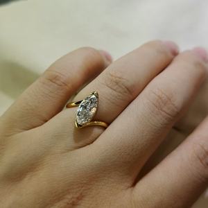 環境配慮型 カスタム ウェディング ジュエリー リング マーキスカット ソリティア IGI認定 ラボグロウンダイヤモンド 18Kソリッドゴールド - Product Image 3