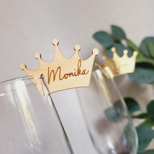 จี้แก้วไวน์รูปมงกุฎไม้ลายฮันนี่แอนด์สวีทเนสส์ พร้อมสลักชื่อส่วนตัว ของตกแต่งโต๊ะงานแต่งงาน ของตกแต่งหน้าเค้ก ของขวัญ - Product Image 3