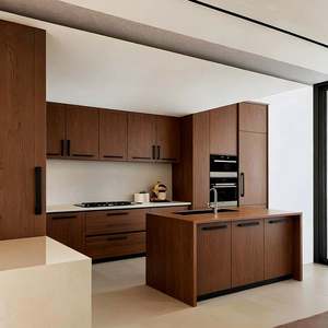 Cocina de Madera Maciza de Caoba Oscura Personalizada BALOM con Isla de Cocina en Forma de L, Fregadero y Diseño de Puerta Plana Minimalista - Product Image 5