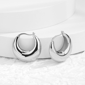 Boucles d'oreilles tendance en laiton plaqué or 18KGP, design moderne et incurvé, petites boucles d'oreilles simples en forme de C pour femmes - Product Image 4