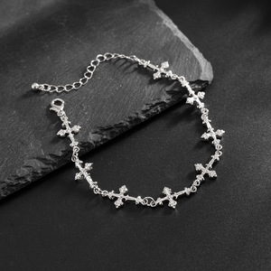 Bracciale con ciondolo a croce mini goffrata placcato oro, catena sottile, gioiello da polso religioso stile gotico streetwear per uomo e donna, idea regalo - Product Image 5