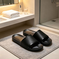 Sandales plates personnalisées à semelle extérieure noire, style pieds nus, avec logo en silicone 3D en relief, fournisseur de pantoufles à prix réduit