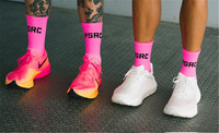 Fabricant de chaussettes de cyclisme personnalisées avec logo néon, OEM, nylon, spandex, chaussettes de sport brillantes pour hommes et femmes