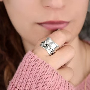 Anello alla Moda con Fiore a Rosa a Fascia Larga, Design Stratificato, Elegante Anello Geometrico da Donna per Uso Quotidiano - Product Image 4