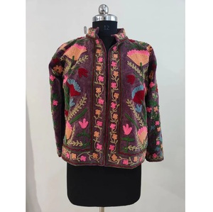 Venta al por mayor chaqueta Suzani de terciopelo bordada a mano con patrones florales detallados y colores ricos a un precio asequible - Product Image 1