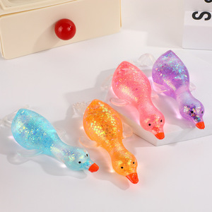 ของเล่นบีบเป็ดน้อยน่ารัก นุ่ม ยืดหยุ่น ของเล่นบีบคลายเครียดสำหรับวัยรุ่นและผู้ใหญ่ ทำจากซิลิโคน TPE พร้อมกลิตเตอร์ - Product Image 6