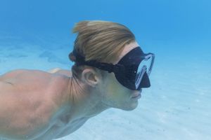 Gafas de Natación Crusader Pro para Adultos Mayores de 14 Años, Modelo 22074, Impermeables, de Silicona, Antivaho, con Borde Resistente a Fugas para Buceo - Product Image 4
