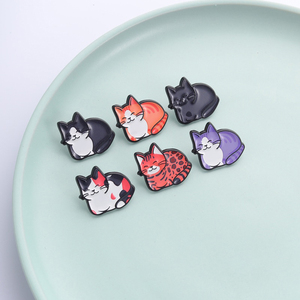 Spilla con stampa UV a forma di gatto simpatico in posa toast, gatto pigro sorridente sdraiato, colore tabby nero e arancione, per borsa, risvolto, gioiello, regalo - Product Image 1