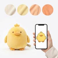 Peluche de poussin rond jaune pâle personnalisée avec couronne miniature, ailes courtes et pattes plates à palettes, jouet mascotte de marque personnalisée pour ferme