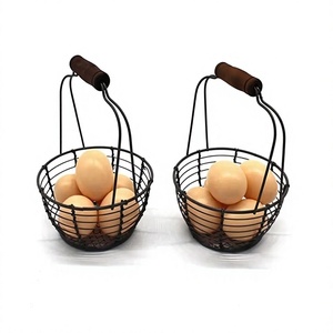 Ensemble de 2 supports à œufs ronds en fer de couleur noire, panier à œufs avec poignée en bois pour accessoires de cuisine - Product Image 1