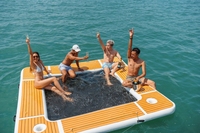 Île flottante gonflable antidérapante de taille personnalisée avec filet central pour jeux aquatiques