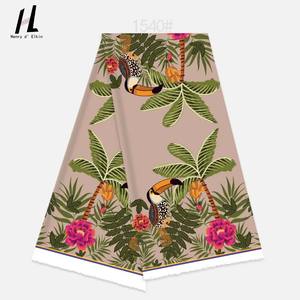 Tela <span class=keywords><strong>de</strong></span> Poliéster con Estampado <span class=keywords><strong>de</strong></span> Pájaro Carpintero Estilo Hawaiano, Pájaro Exótico con Palmeras y Flores para Blusas y Vestidos Mumu - Product Image 3