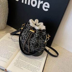 Bolso de Mano de Cadena para Mujer, a la Moda. Se Puede Llevar en la Mano o Usar como Bolso Bandolera. Adecuado para uso diario.8025 - Product Image 5
