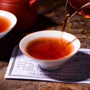 Pastel de té Menghai DaYi 2010 cocido Pu-erh 7572 - Product Image 3