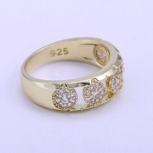Anello da Donna Traforato con Pavé, Elegante Gioiello da Dito alla Moda - Product Image 4