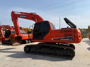 Excavadora de cadenas usada Doosan DX250, modelo 2023, pocas horas, excelente estado, componentes de motor, engranajes y rodamientos en stock. - Product Image 5