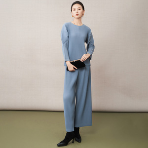 Ensemble plissé élégant deux pièces pour femme, style Issey Miyake, noir uni, décontracté, haut de gamme, en solde - Product Image 3