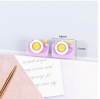 En gros : Breloques en résine, stylos, appareils photo de dessin animé, breloques à la colle crème, accessoires en résine pour pinces à cheveux, bracelets et colliers DIY