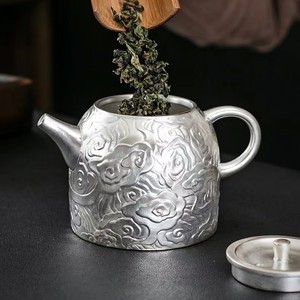 Théière en argent martelée à la main avec motif nuage porte-bonheur et couvercle – Théière haut de gamme pour usage domestique - Product Image 5