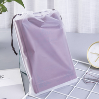 Cadeau imperméable à l'eau imprimé personnalisé sac d'emballage anti-poussière pour mini chaussure à cordon de couleur unie avec ficelle de sport promotionnel
