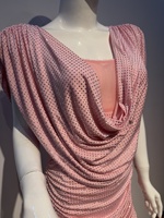 Robe de soirée moulante mini sans manches OUDINA 26 F/W avec col drapé en strass et empiècements en maille plissée