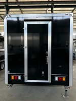 Nouvelle remorque alimentaire carrée en acier inoxydable noir, durable et résistante à la rouille, pour la vente ambulante et les startups alimentaires.