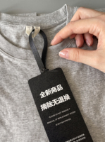 Étiquettes de vêtements personnalisées en tissu noir scintillant avec sceau de sécurité à usage unique noir et impression sérigraphique blanche pour les marques de vêtements