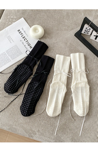 Chaussettes en coton antibactériennes antidérapantes absorbant la transpiration pour le yoga et le Pilates, avec détail ruban et empeigne exposée - Product Image 3