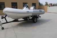 Bateaux pneumatiques semi-rigides personnalisés 390 cm, capacité 5 personnes, moteur hors-bord, surf et rafting, bandes résistantes à l'usure