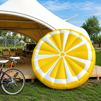 Décoration publicitaire géante gonflable en forme de fruits (fraise, pomme, ananas, raisin, pêche) pour magasin de jus, idéale pour les fêtes en extérieur, personnalisable