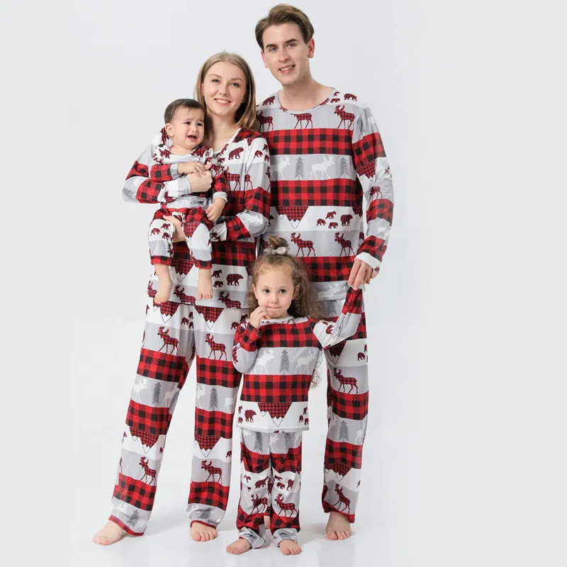 大人と赤ちゃんのためのホリデーデザイン長袖クリスマスパジャマはラウンドカラーで着用します
