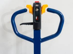 Manutention efficace des charges lourdes : Chariot électrique à palettes au lithium 5000-10000 kg, idéal pour le transport de marchandises industrielles en vrac - Product Image 3