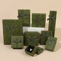 Collection de boîtes à bijoux A1 avec ruban vert, insert de présentation noir, sac en papier à motifs et nœud décoratif pour colliers et boucles d'oreilles
