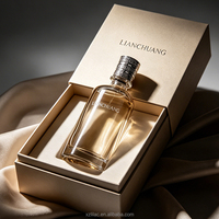 Flacon de parfum de luxe moderne, cylindrique, en verre gris fumé, avec bouchon en métal gravé, dans un coffret cadeau haut de gamme